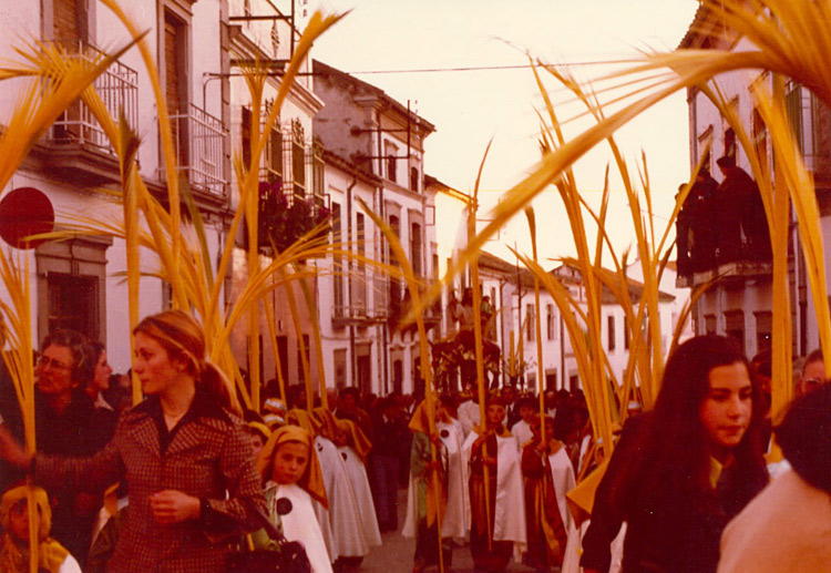 A&Ntilde;OS 70 LA BORRIQUITA LLEGANDO A LA PLZA DE LA FUENTE VIEJA POR LA CALLE CANALEJAS