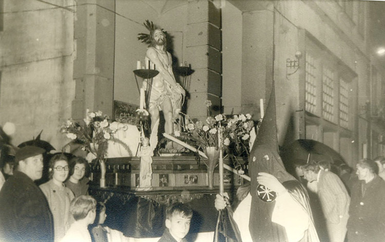 A&Ntilde;O 1974 EL SE&Ntilde;OR AMARRADO A LA COLUMNA POR CALLE CERRO Y CONQUISTA JUNTO A LAS PUERTAS DEL TEATRO ESPA&Ntilde;OL