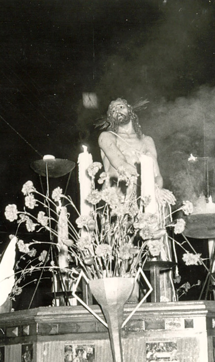 A&Ntilde;O 1974 EL SE&Ntilde;OR AMARRADO A LA COLUMNA POR CALLE HERRADORES CON LA TORRE AL FONDO