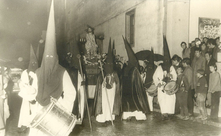 A&Ntilde;O 1974 EL SE&Ntilde;OR AMARRADO A LA COLUMNA POR CALLE CERRO A LAS PUERTAS DEL TEATRO ESPA&Ntilde;OL