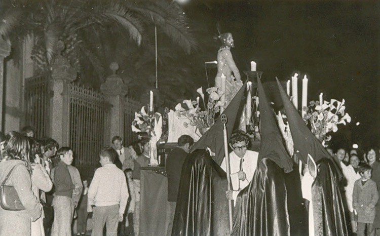 A&Ntilde;O 1974 EL SE&Ntilde;OR AMARRADO A LA COLUMNA A PUNTO DE EMPEZAR SU ESTACION DE PENITENCIA