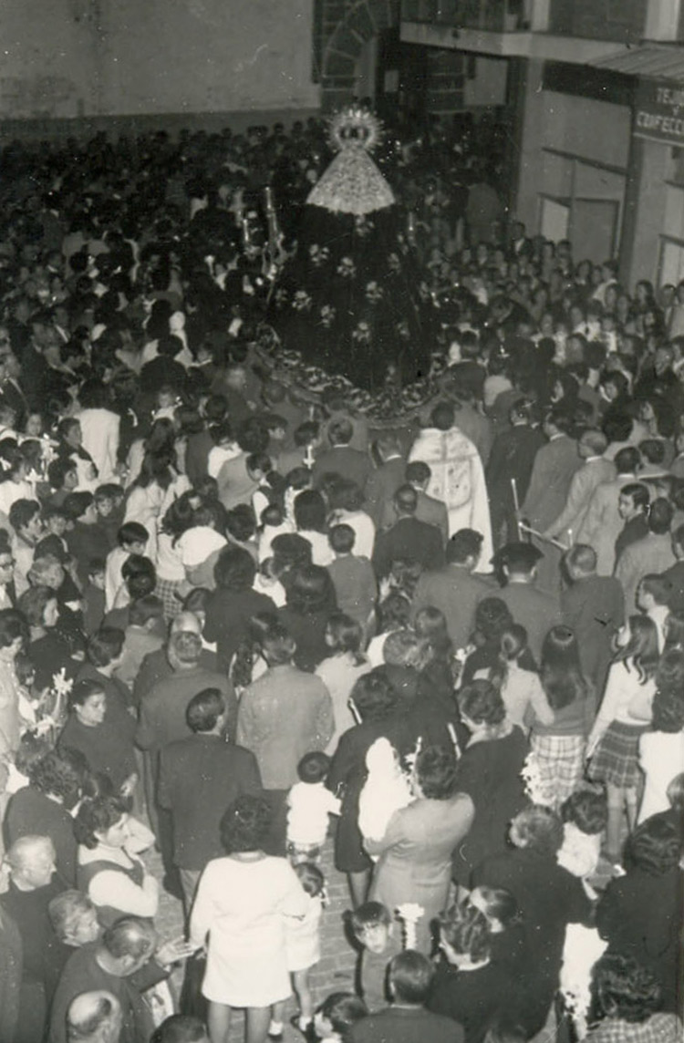 A&Ntilde;O 1973 LA VIRGEN DE LOS DOLORES EN LA PROCESION DE LAS VELAS