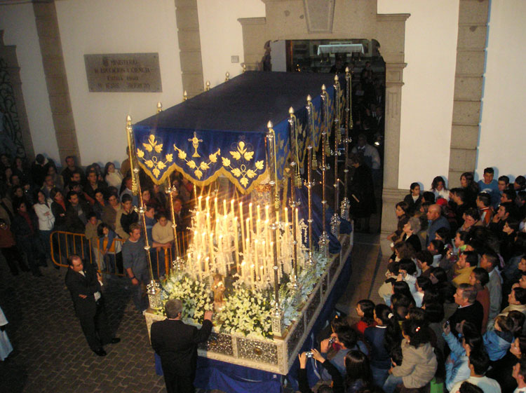 LA VIRGEN SALIENDO DE LA CAPILLA