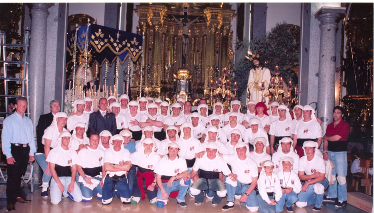 A�O DE 2006 - GRUPO DE COSTALEROS AL CUMPLIRSE EL 20 ANIVERSARIO DE LAS CUADRILLAS