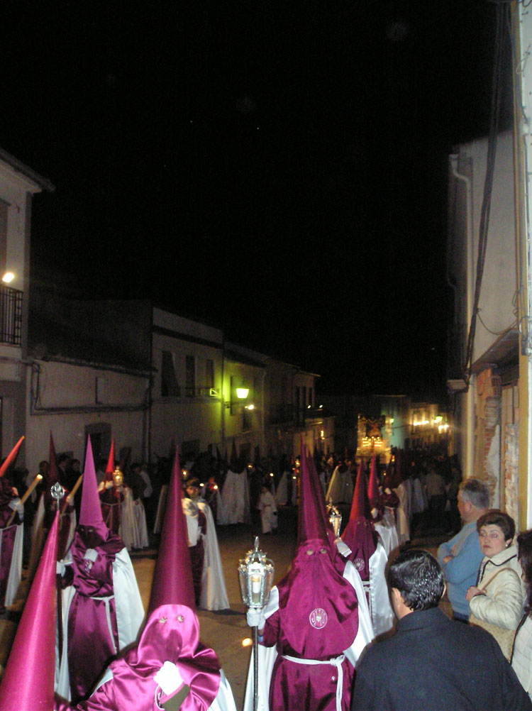 IMAGEN DEL CUERPO  DE NAZARENOS DE LA VIRGEN  A SU PASO POR CALLE SOL