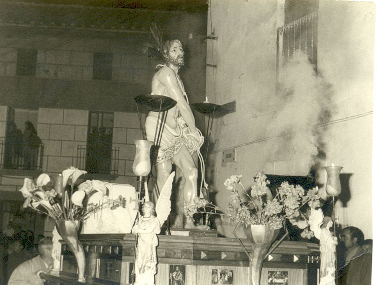 IMAGEN DEL SE�OR AMARRADO A LA COLUMNA EN LA CALLE CERRO EN EL A�O 1968
