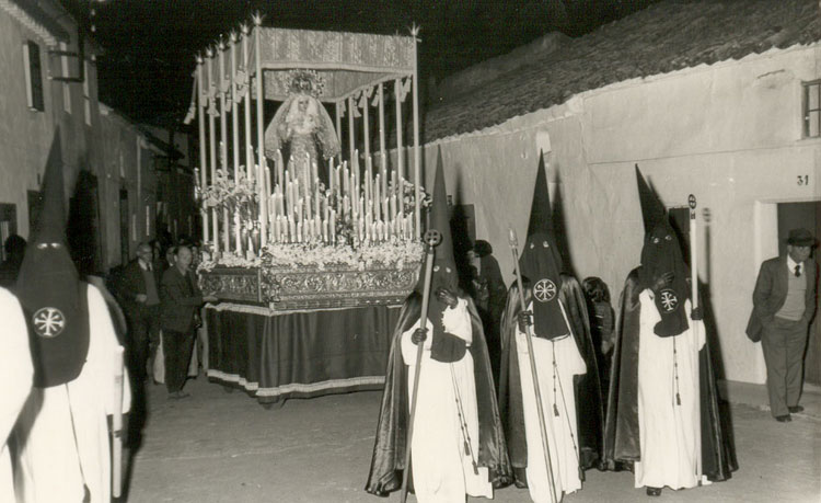 FOTOGRAFIA DEL A�O 1976 A�O EN AL QUE PROCESION� POR PRIMERA VER LA VIRGEN DE LA ESPERANZA