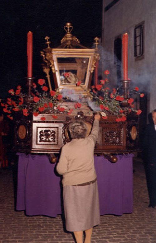 IMAGEN DE PRINCIPIOS DE LOS 80 DONDE UNA DEVOTA LE DA INCIENSO AL PASO DEL SE�OR YACENTE