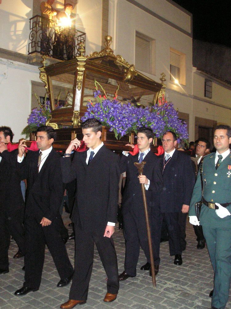 IMAGEN DEL YACENTE PORTADO POR COSTALEROS DEL CAUTIVO