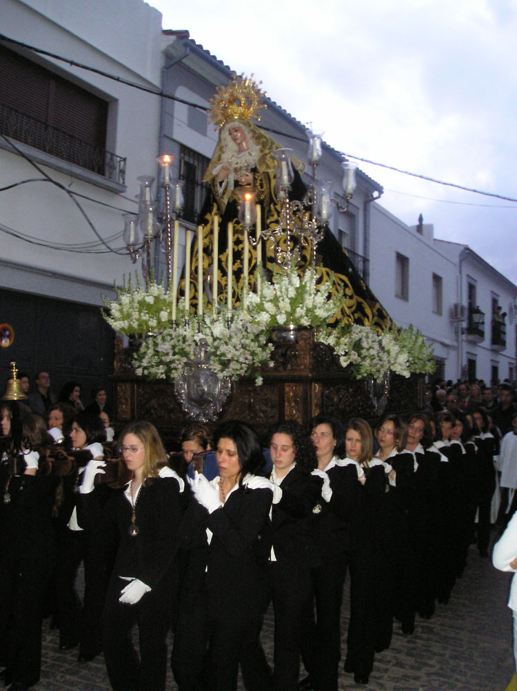 IMAGEN DE LA VIRGEN DE LOS DOLORES PORTADA POR COSTALERAS DEL SANTO ENCUENTRO