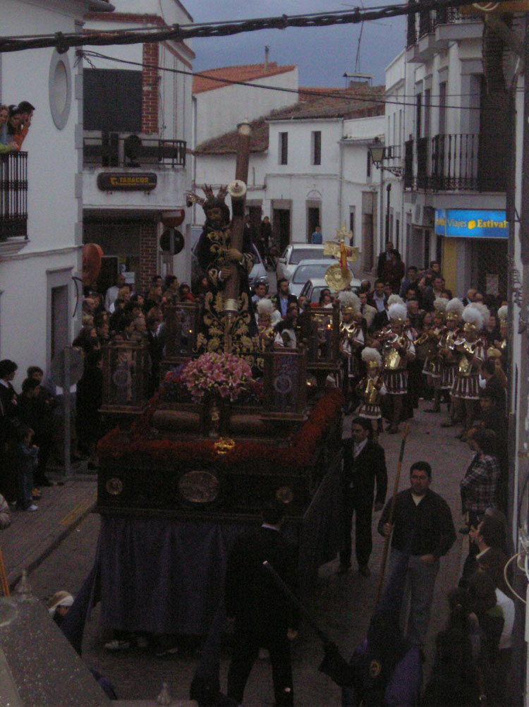EN EL A�O 2005 AL CUMPLIRSE 50 A�OS DE LA COFRADIA DEL SANTO ENCUENTRO Y DE MANERA EXTRAORDINARIA EL NAZARENO PROCESIONO EN EL SANTO ENTIERRO