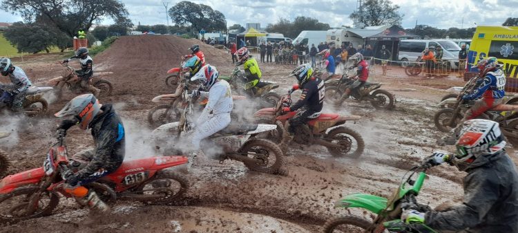 Espectacular y embarrada jornada de Motocross