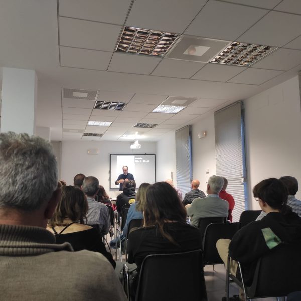 El pasado viernes la ESCUELA MUNICIPAL DE ASTRONOMÍA DE VILLANUEVA DE CÓRDOBA organizaba una interesante conferencia titulada "LA ARMONÍA DE LOS PLANETAS" a cargo de PACO BELLIDO.